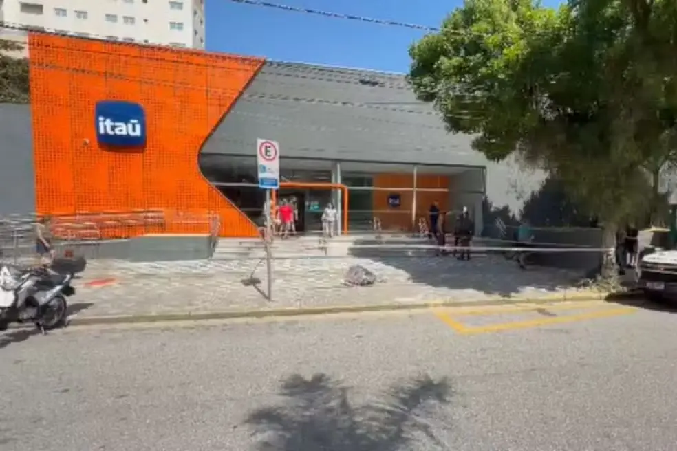 Idoso foi esfaqueado em frente à agência bancária em Santos, SP — Foto: Daniel Rodrigues/A Tribuna Jornal