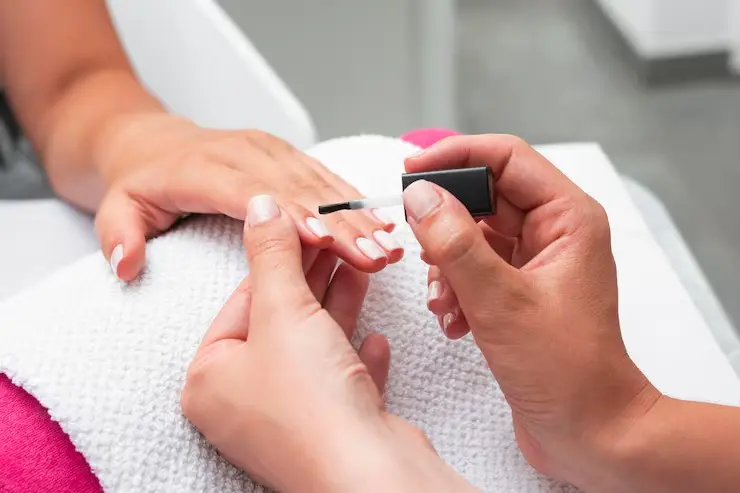 Mulher se passava por manicure para espionar vítimas e facilitar roubos; saiba detalhes