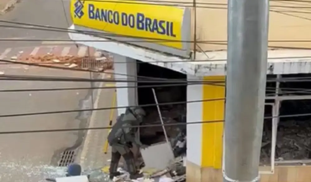 Esquadrão Antibombas do Batalhão de Operações Policiais Especiais (Bope) foi até Guidoval para verificar se há outros explosivos no local e eliminar os riscos — (Foto: Lucimar Henriques/Arquivo Pessoal)