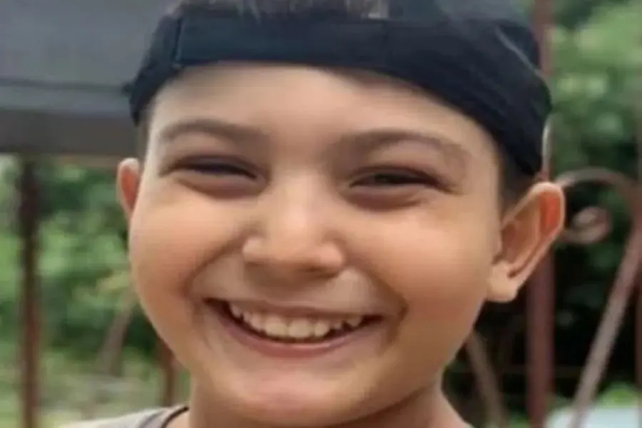 Menino autista que desapareceu é encontrado morto em esgoto