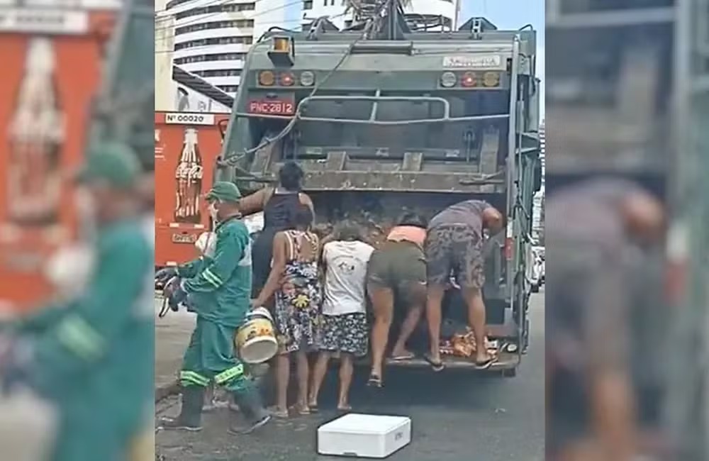 Imagem de 2021 de pessoas revirando um caminhão de lixo à procura de comida no Bairro Cocó, área nobre de Fortaleza. — Foto: Reprodução