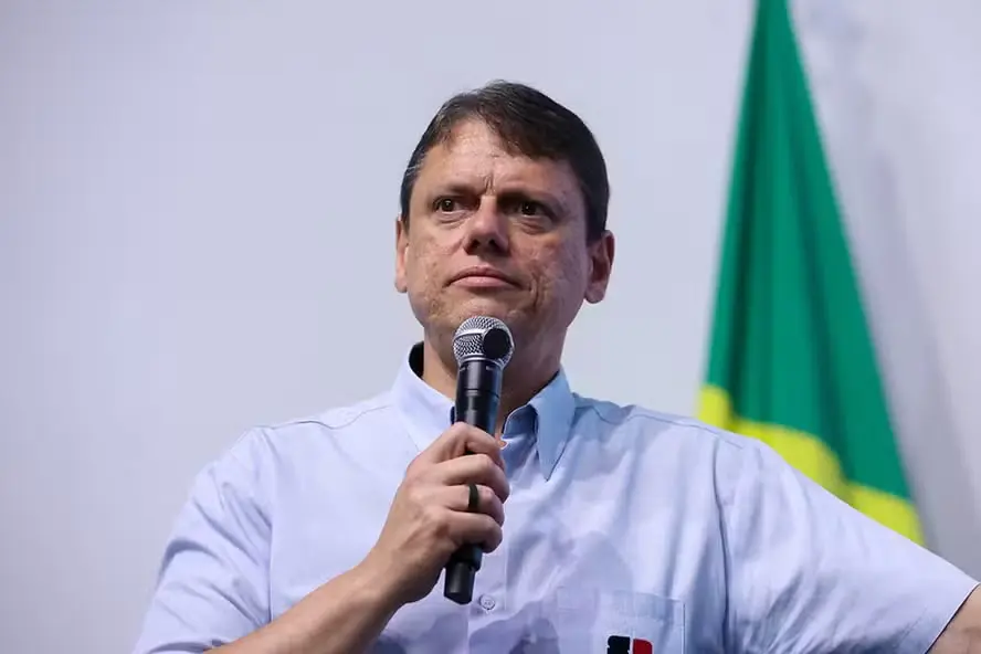 Tarcísio diz que relação entre Flávio e Vorcaro não enfraquece candidatura presidencial