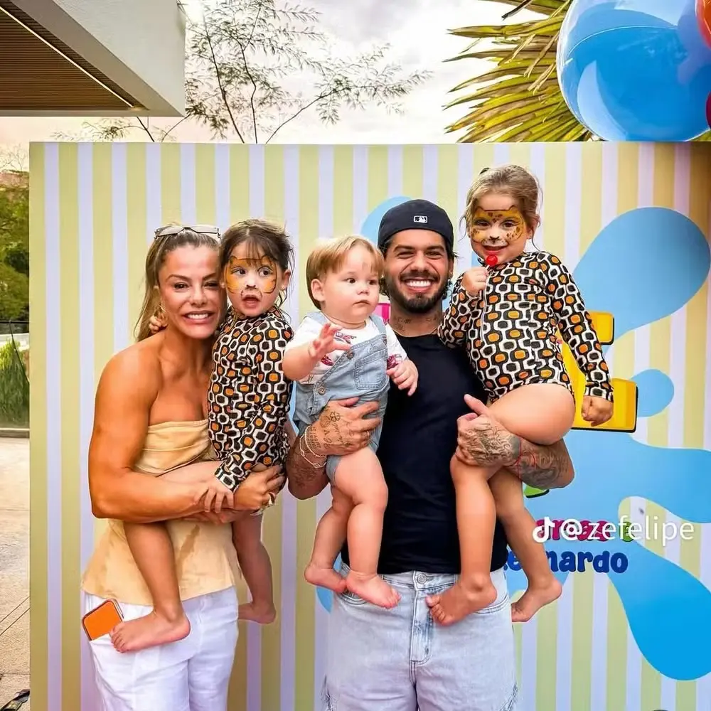Zé Felipe com a mãe, Poliana Rocha, e os filhos, Maria Flor, Maria Alice e José Leonardo  (Foto: Reprodução/Instagram)