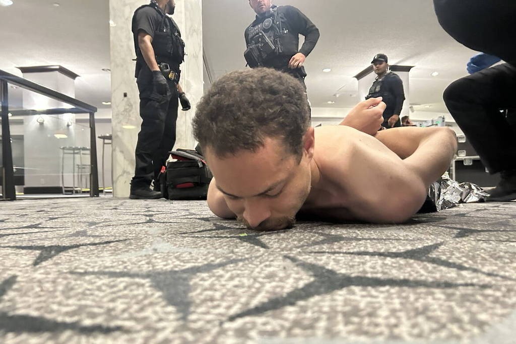 Fotografia divulgada por Donald Trump mostra atirador detido em hotel - Foto: @realDonaldTrump/via TruthSocial