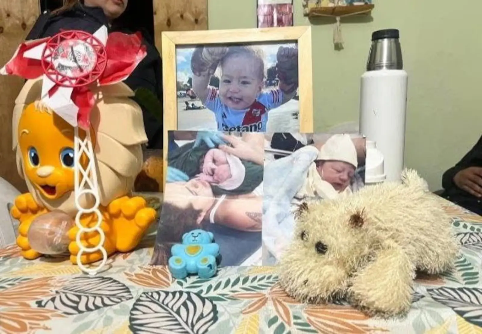 Bebê de 1 ano morre após engolir unha postiça da mãe