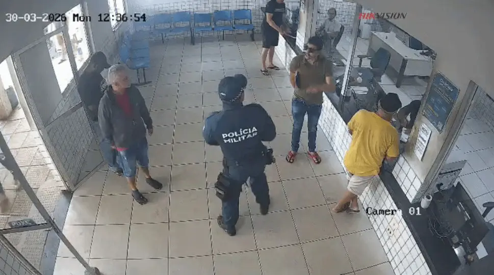 Sargento da PM e caminhoneiro trocam socos em posto fiscal; veja vídeo