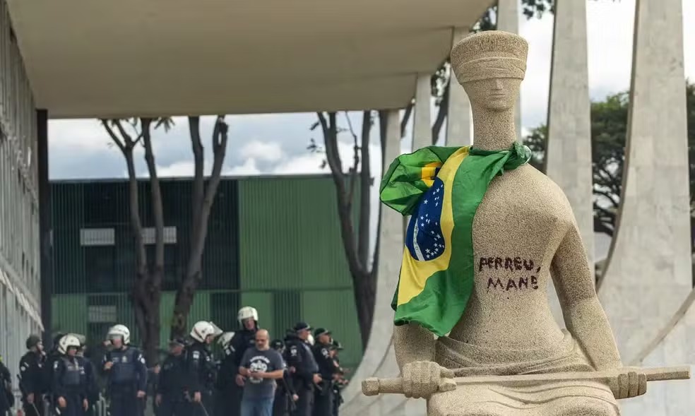 Estátua 'A Justiça', de Alfredo Ceschiatti, pichada por vândalos do 8 de janeiro, em frente à sede do STF, em Brasília — Foto: Joédson Alves/Agência Brasil
