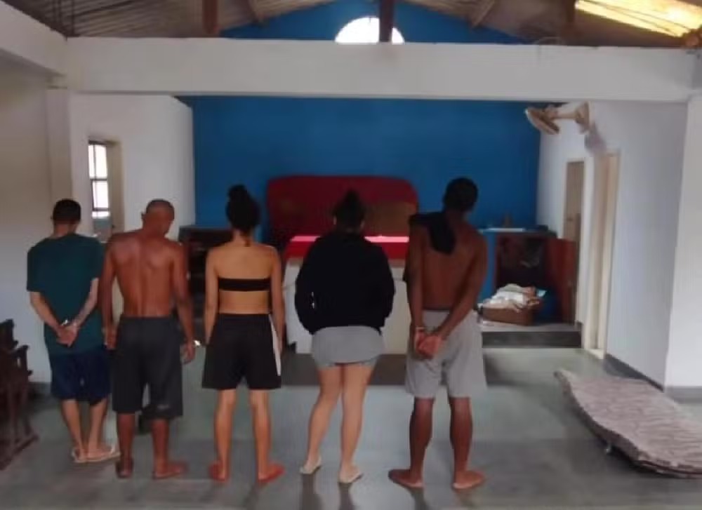 Operação fecha ponto de tráfico em igreja de Petrópolis e prende criminosos que ameaçavam moradores e proibiam missa — Foto: Reprodução