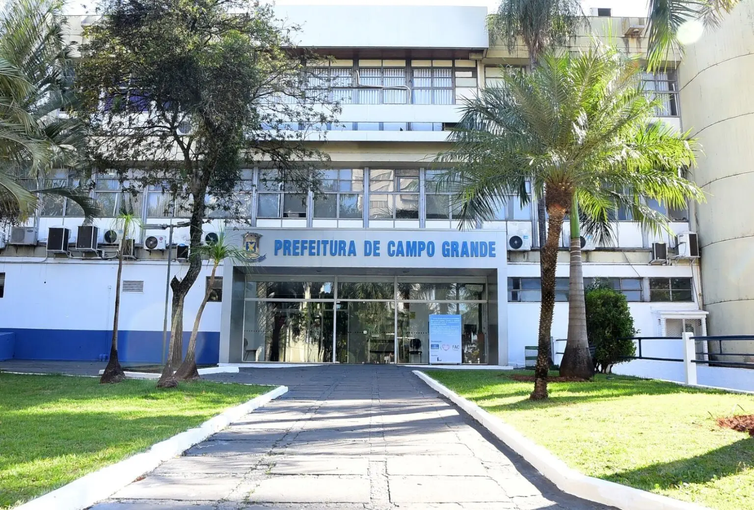 Prefeita sanciona lei que restringe uso de banheiros por mulheres trans