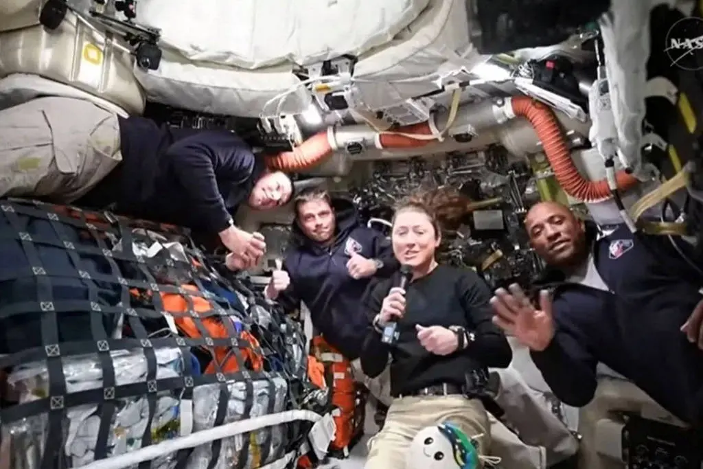 iPhone ‘flutua’ em nave da NASA e chama atenção em missão à Lua