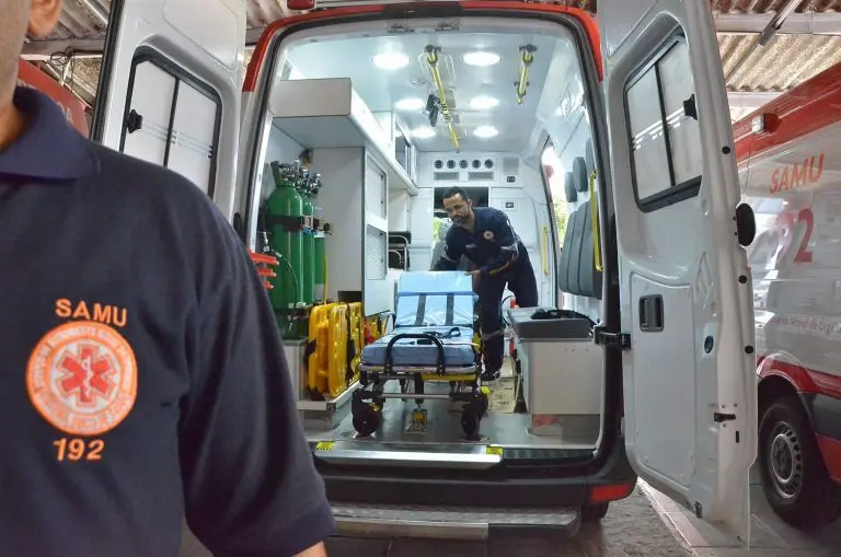 Menina de 11 anos morre após ficar presa em janela