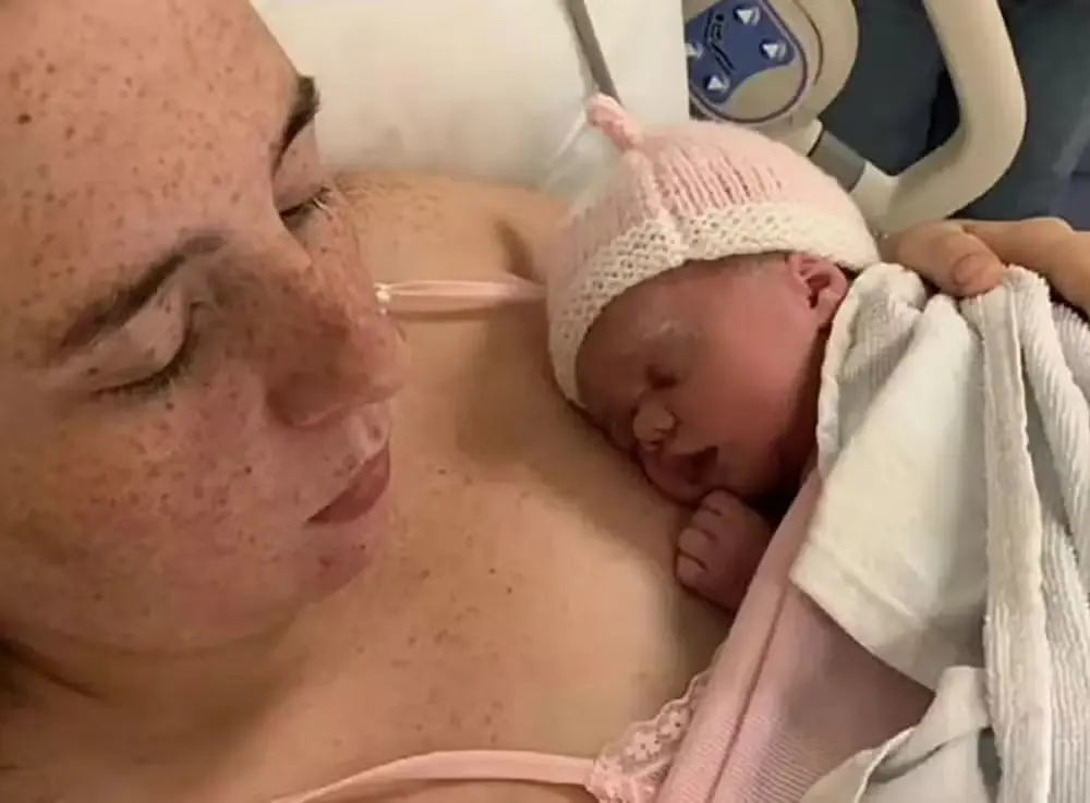 Mulher é desmascarada nas redes sociais após matar filha de 19 dias (Foto: Reprodução/Redes sociais)