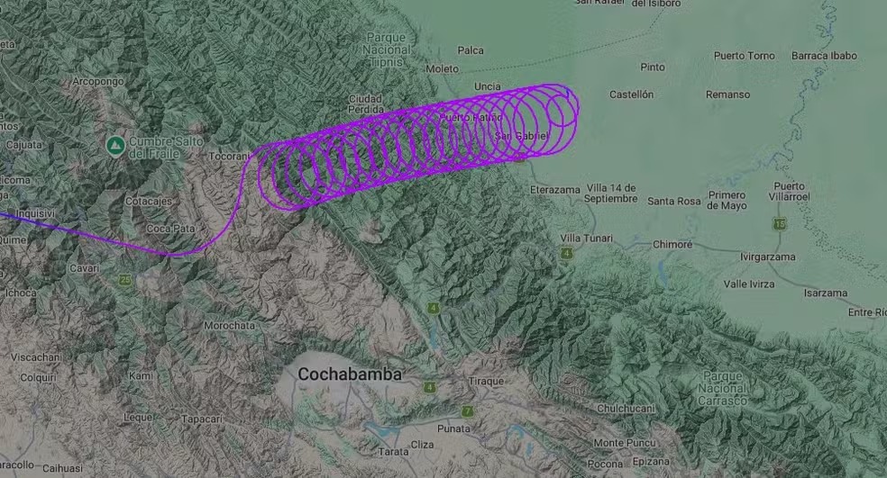 Rota em círculos descrita pelo Cessna Citation 550 matrícula CP-3243, que caiu na Bolívia em 13 de abril de 2026 — Foto: Reprodução/FlightRadar24