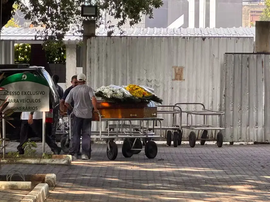 Corpos de mãe e filho vítimas de acidente na Tijuca chegam a cemitério — Foto: Pedro Bohnenberger / CBN
