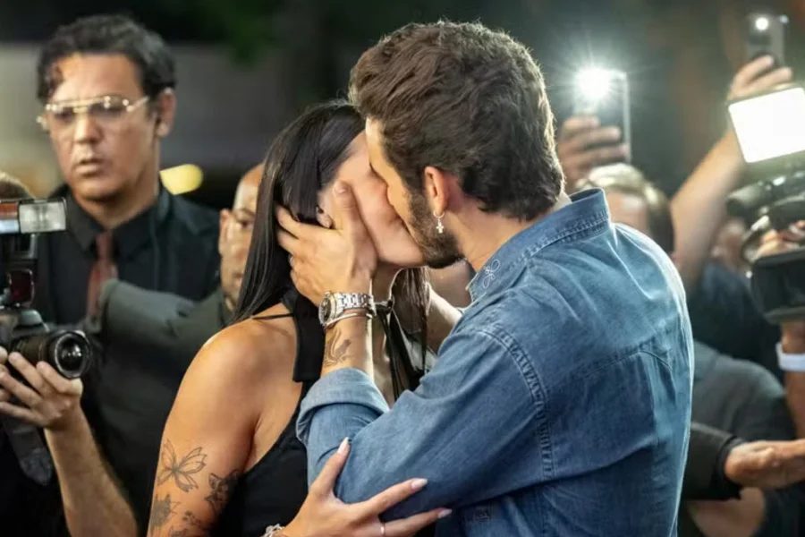 Boiadeira protagonizou beijo com ator Filipe Bragança (Foto: Reprodução / Globo)
