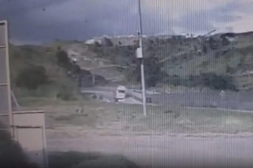 Caminhão-tanque colidiu e tombou antes de explodir (Foto: Reprodução)