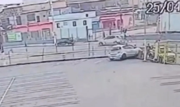 Um motorista embriagado invadiu a calçada e atropelou três pessoas neste sábado (25), em Jandira, na Grande São Paulo. Um vendedor de espetinhos de 46 anos morreu no local, e outras duas vítimas ficaram feridas. Reprodução/câmera de segurança