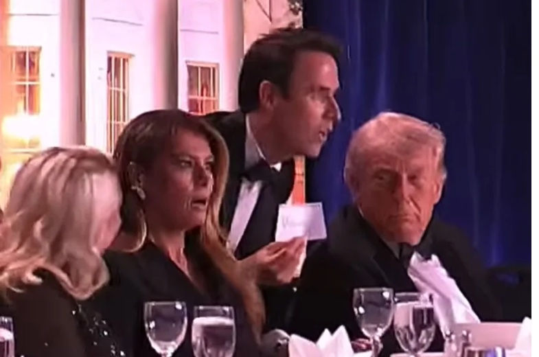 O presidente dos Estados Unidos, Donald Trump, foi retirado de um jantar oficial na noite de sábado (25) após um incidente de segurança durante o evento. Reprodução/redes sociais
