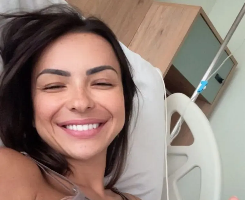 Influenciadora famosa faz cirurgia de emergência nos seios (Foto: Redes Sociais)