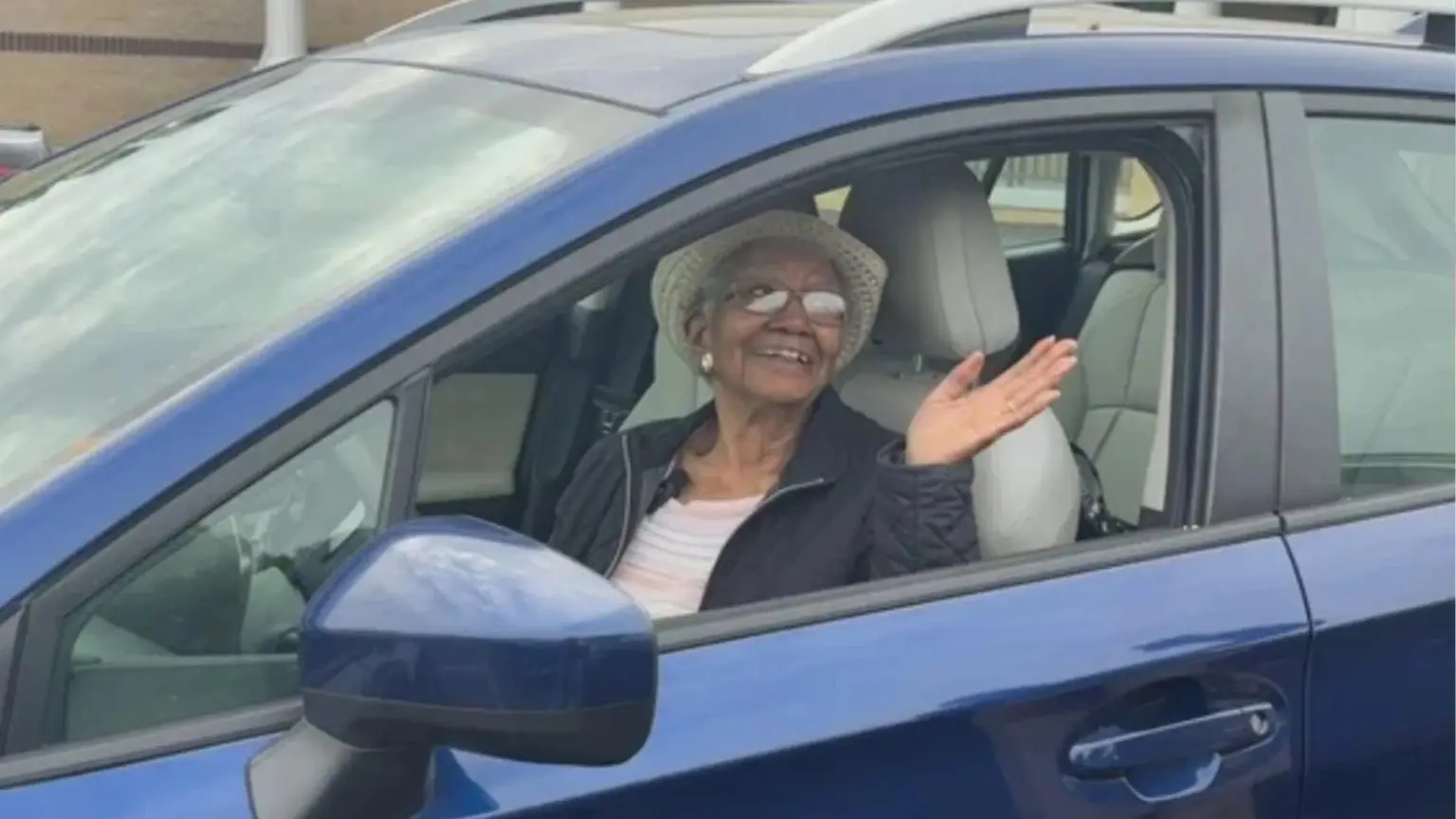 Mulher de 108 anos renova carteira de motorista e poderá dirigir até os 115 