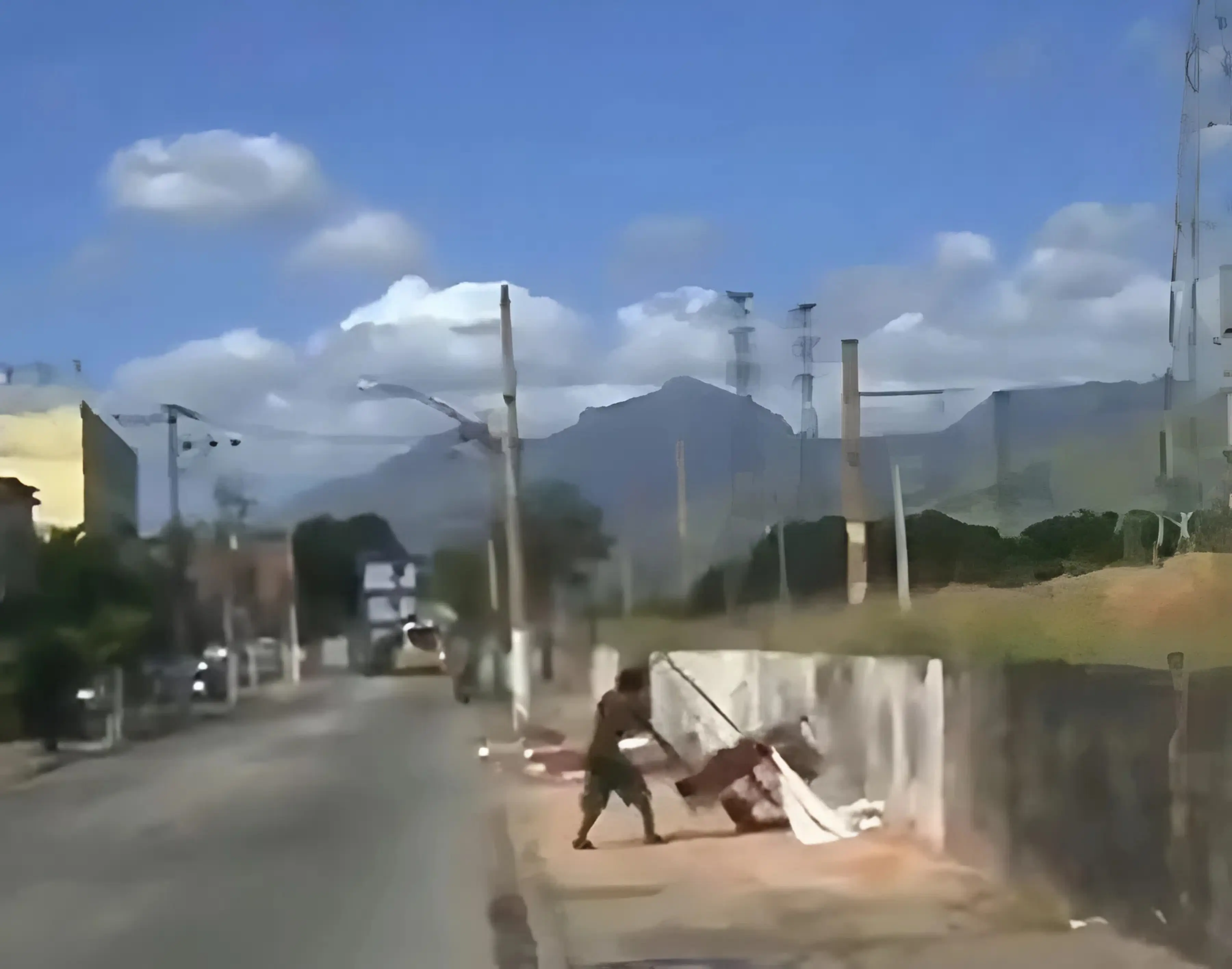 Homem é flagrado descartando cadáver em carrinho de mão no Rio; assista