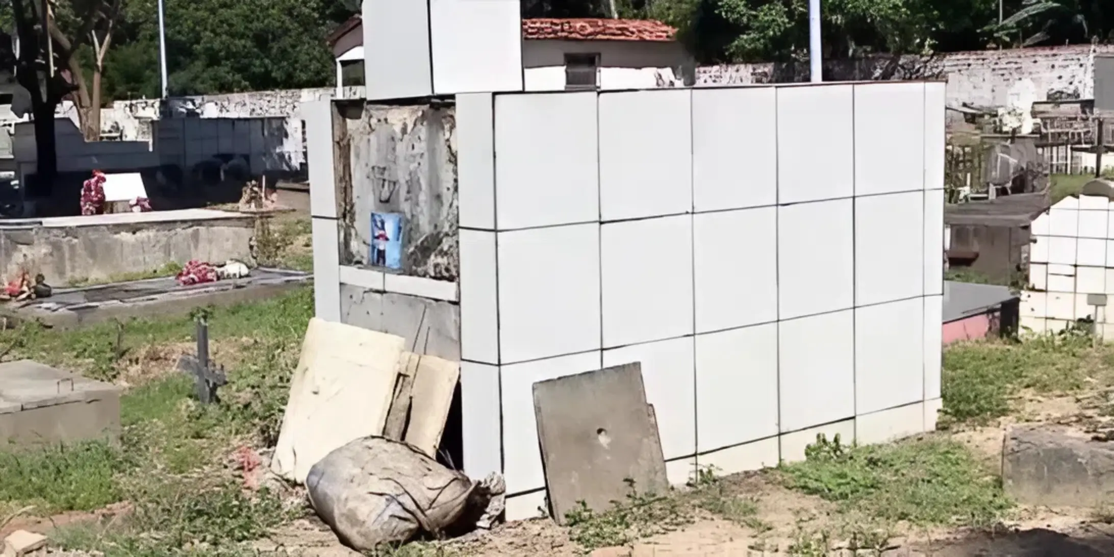 Mistério! Corpo de idoso aparece em frente ao túmulo após desaparecer