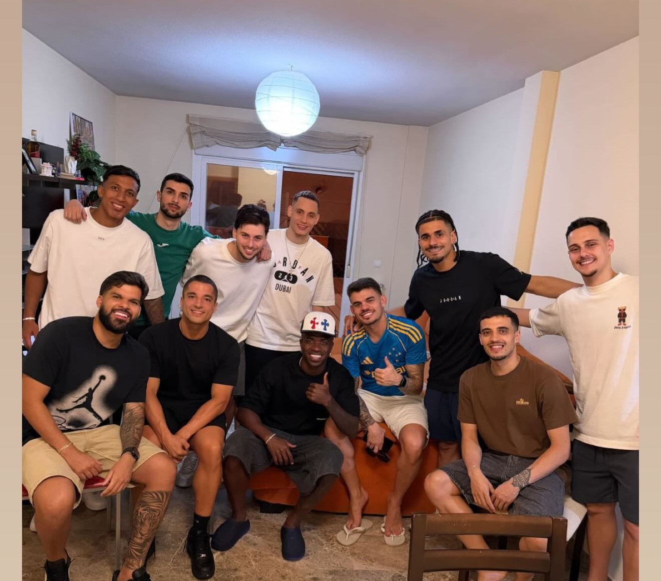 Jogador repostou foto ao lado de amigos (Foto: Reprodução / Redes Sociais)