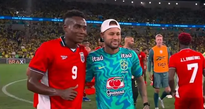 Neymar é tietado por jogadores do Panamá