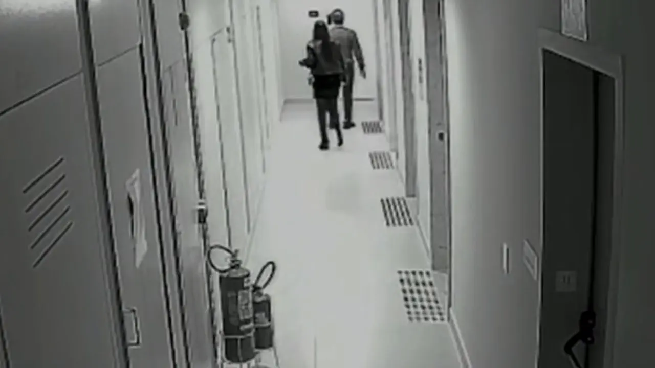 O homem chegando com a mulher (Foto: Reprodução) 