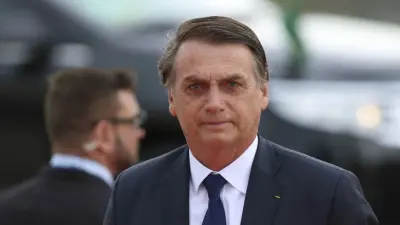 Polícia quer intimar Bolsonaro após arma encontrada em blitz