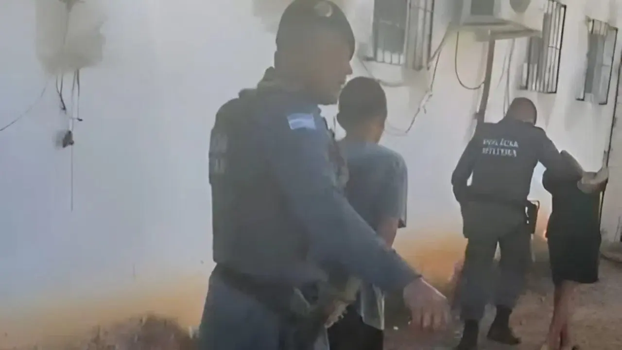 Suspeitos sendo presos (Foto: Reprodução)