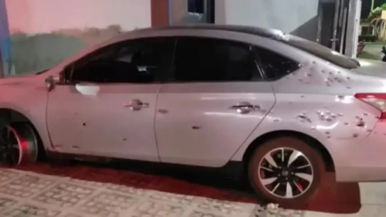 Carro atacado por criminosos (Foto: Reprodução)