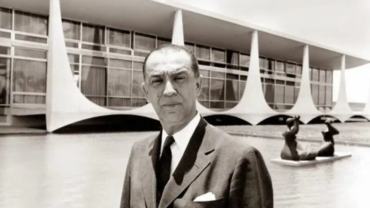 Juscelino Kubitschek em frente ao Palácio da Alvorada (Foto: Reprodução)