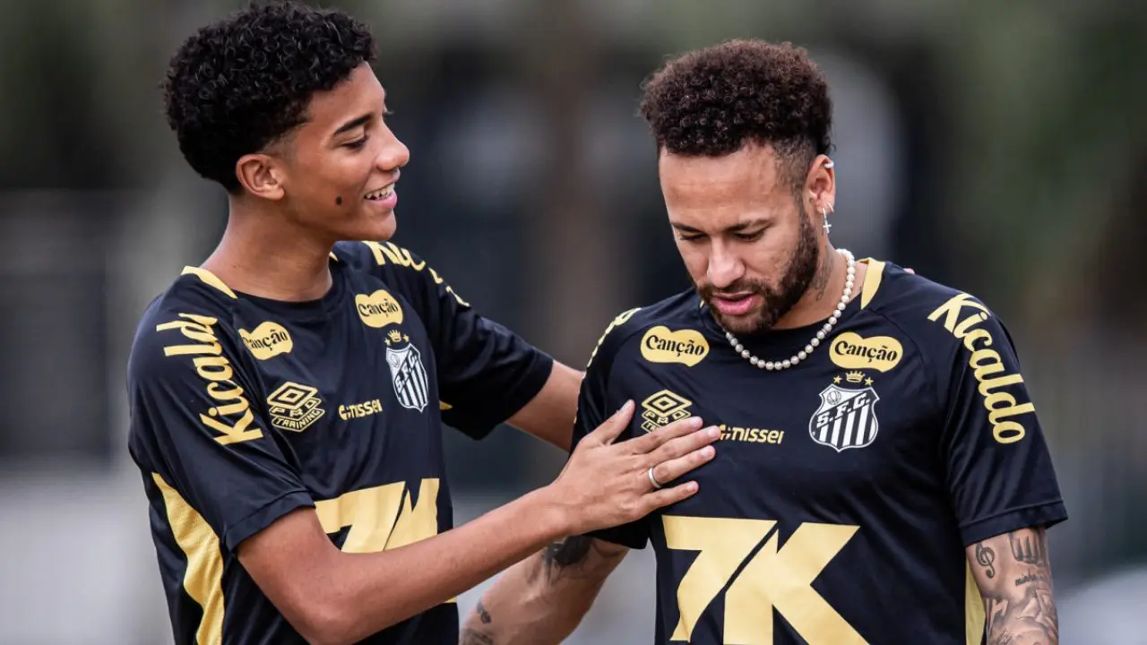Robinho Jr. e Neymar durante treino do Santos  (Foto: Reprodução/ Raul Baretta/Santos)