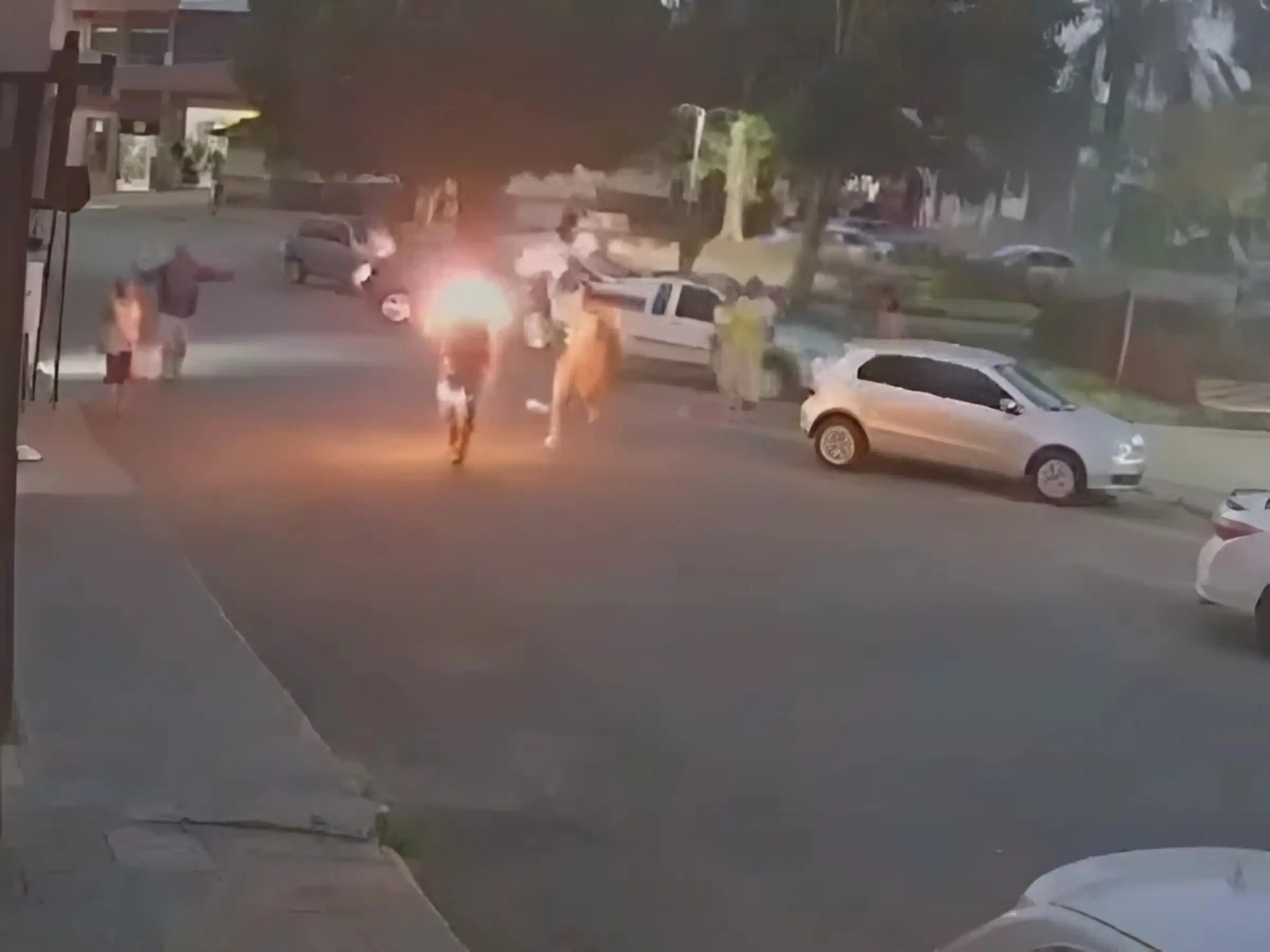 Homem é queimado vivo após confusão por dívida de R$ 10; vídeo