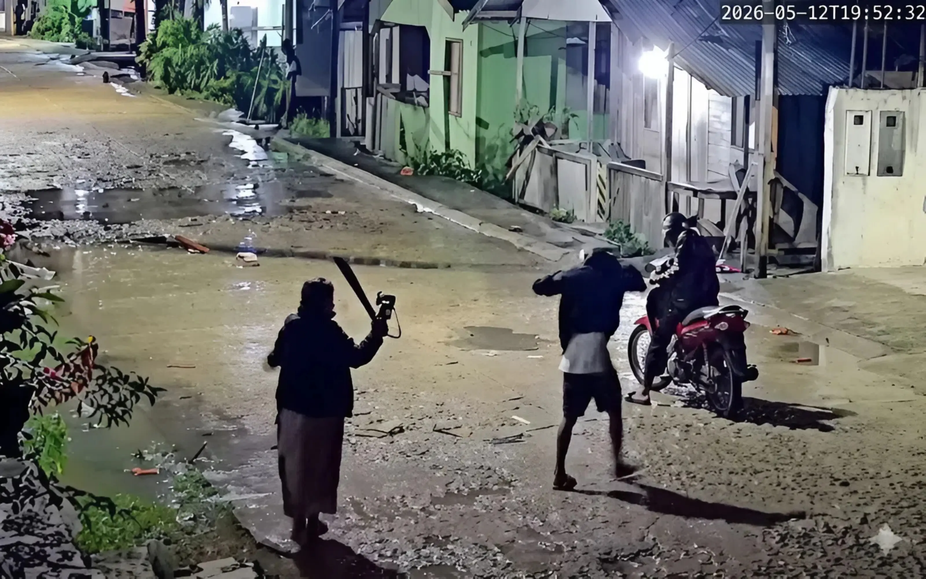 Idosa a caminho da igreja reage a assalto e põe bandido para correr; assista