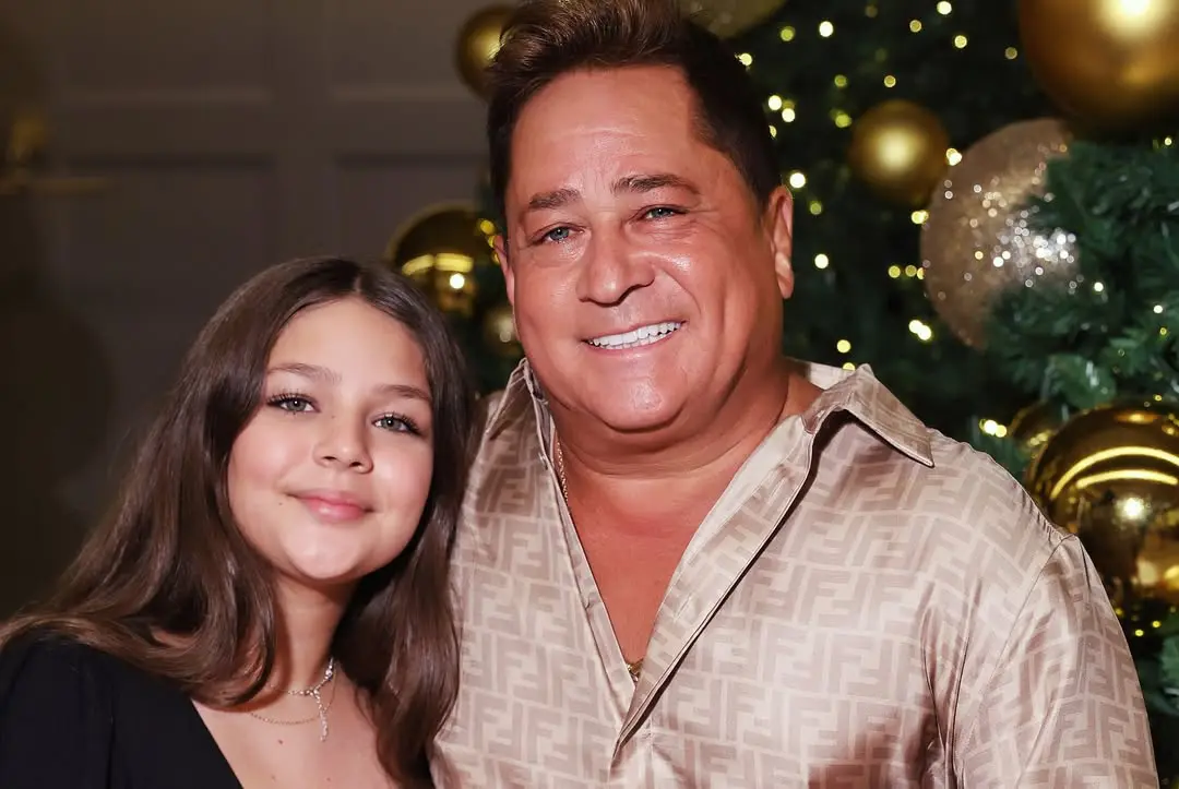 Leonardo ao lado de sua neta