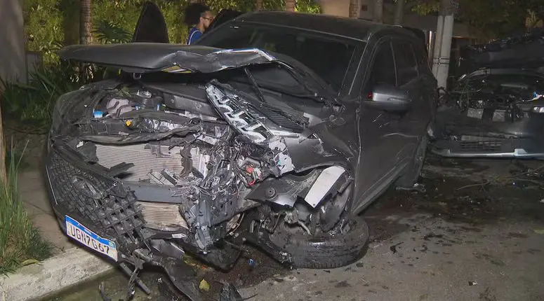 Motorista de Porsche perde o controle e atinge carros estacionados na madrugada (Foto: Reprodução)