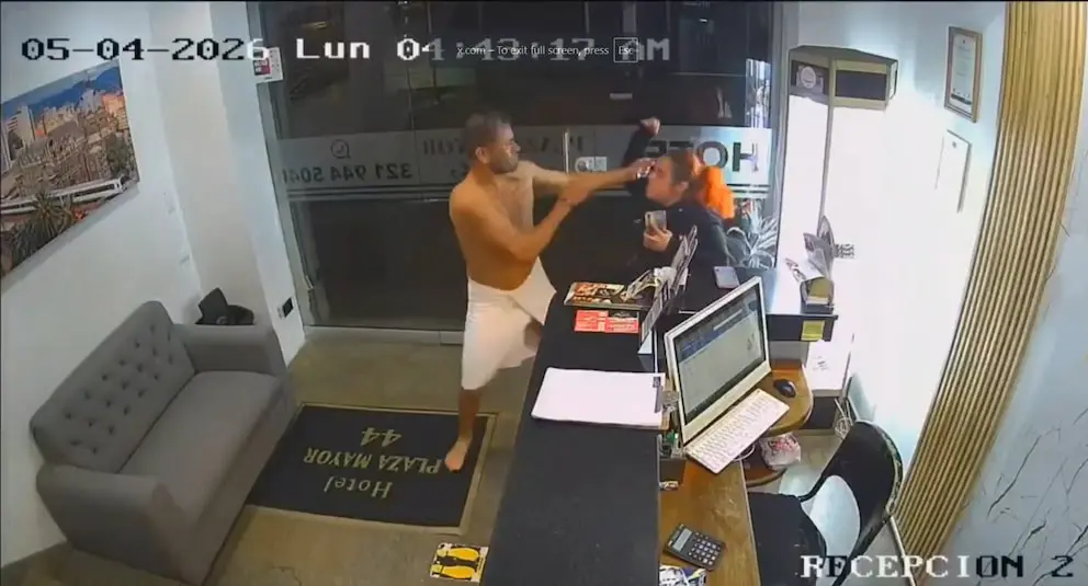 Câmeras flagram turista espancando recepcionista de hotel após recusa de sexo