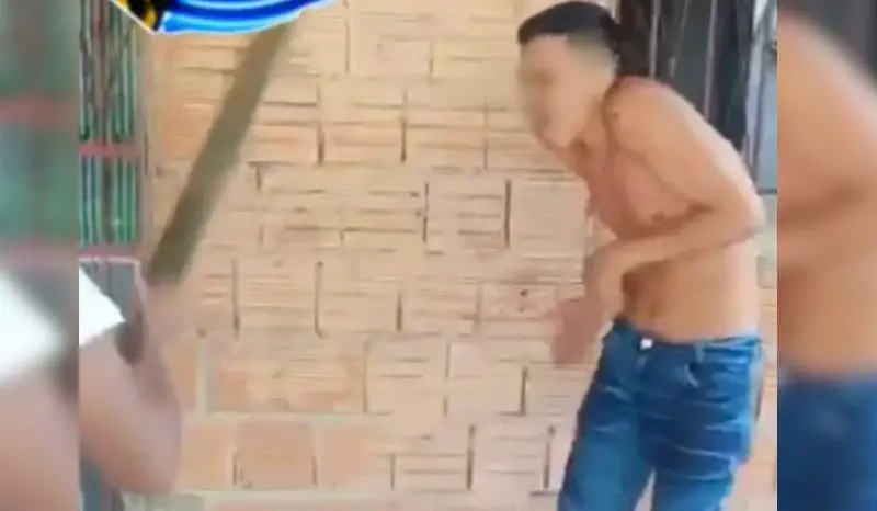 Homem é torturado pelo ‘Tribunal do Crime’ após exibir partes íntimas em supermercado; veja