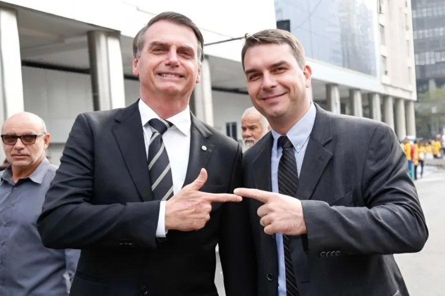 Flávio e Jair Bolsonaro - Foto: Reprodução/Redes Sociais