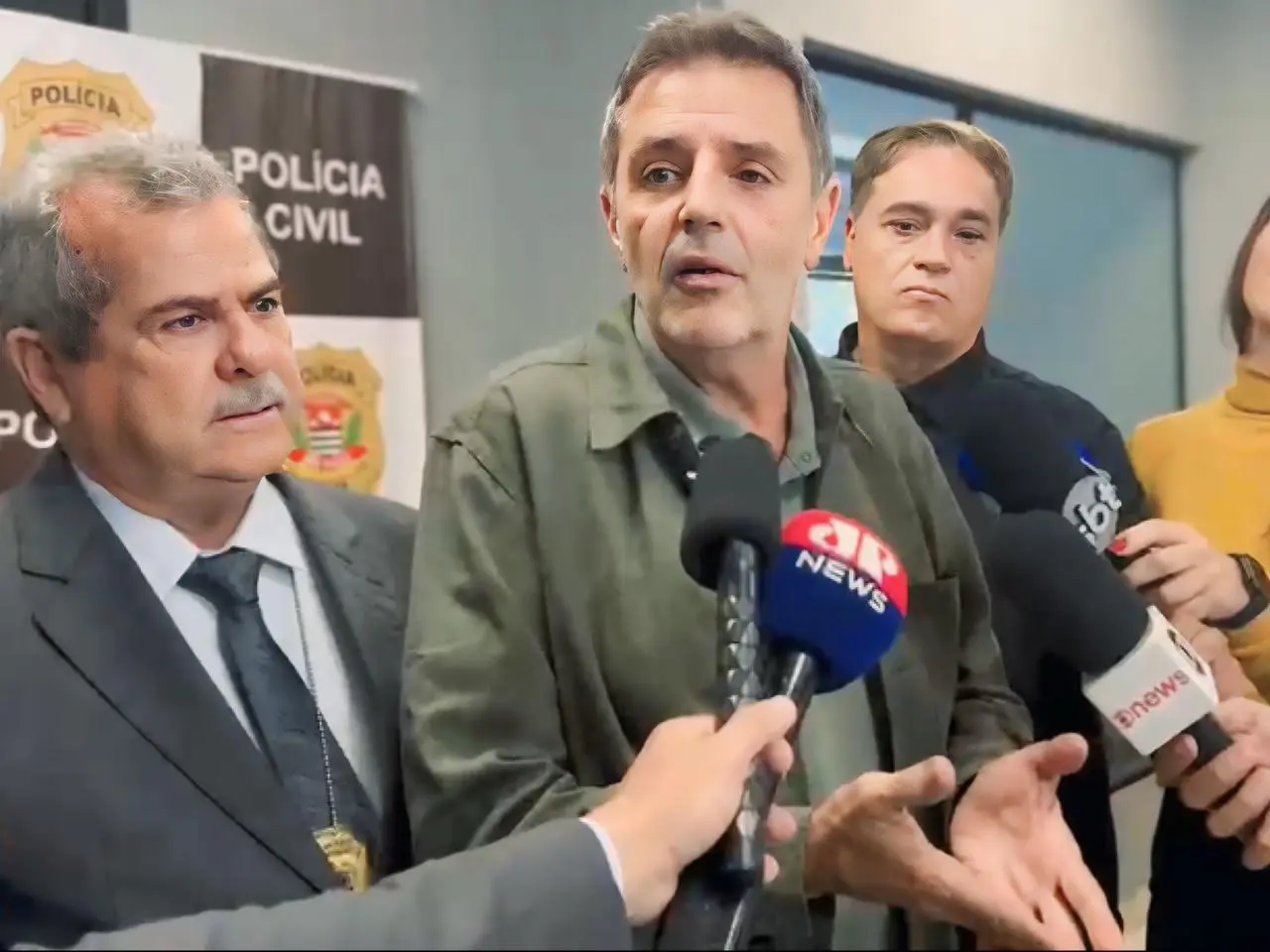 Osvaldo Nico em coletiva de imprensa sobre o crime || Reprodução: Bacci Notícias 