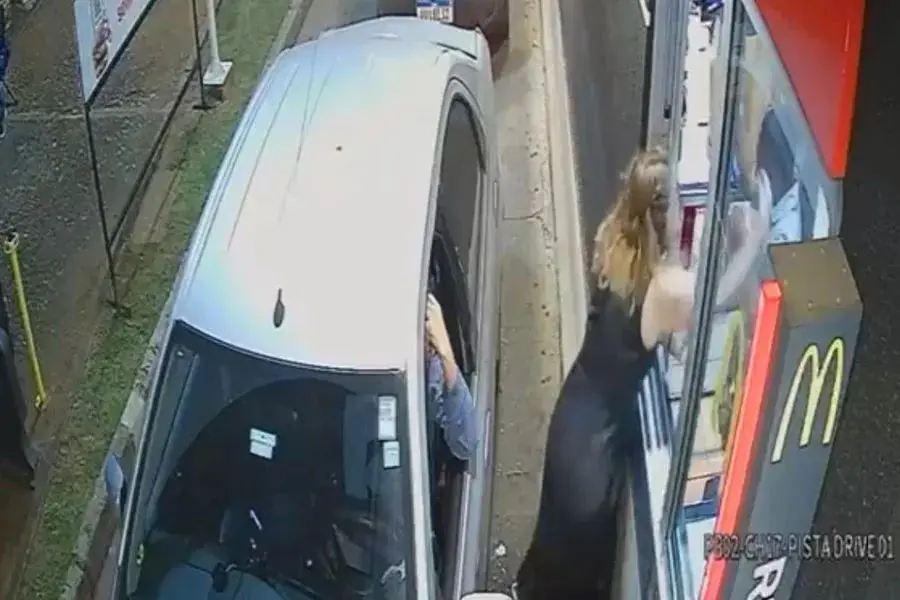 Cebola em lanche causa agressão de funcionária de fast-food (Foto: Reprodução)