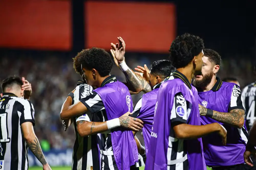 Neymar e Robinho Jr. após empate (Foto: Divulgação/Conmbol)