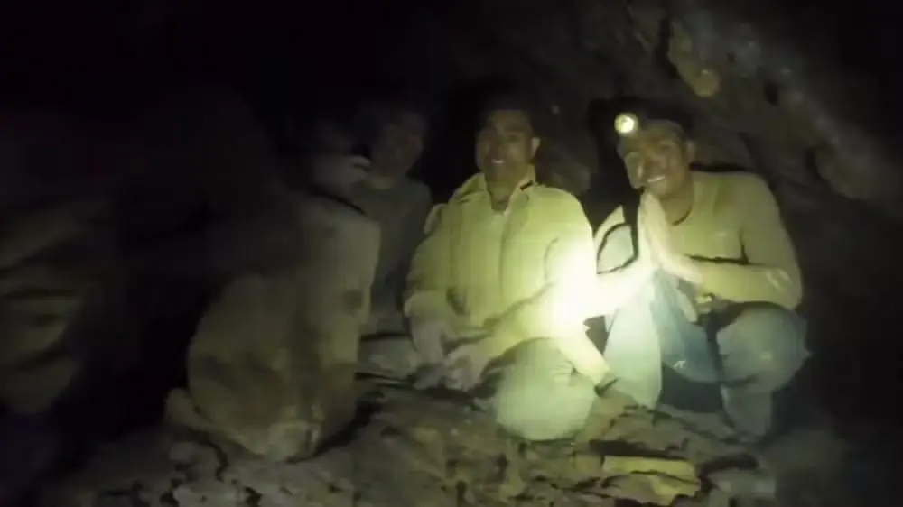 Vídeo mostra resgate dramático de pessoas presas após uma semana em caverna inundada (Foto: Reprodução)