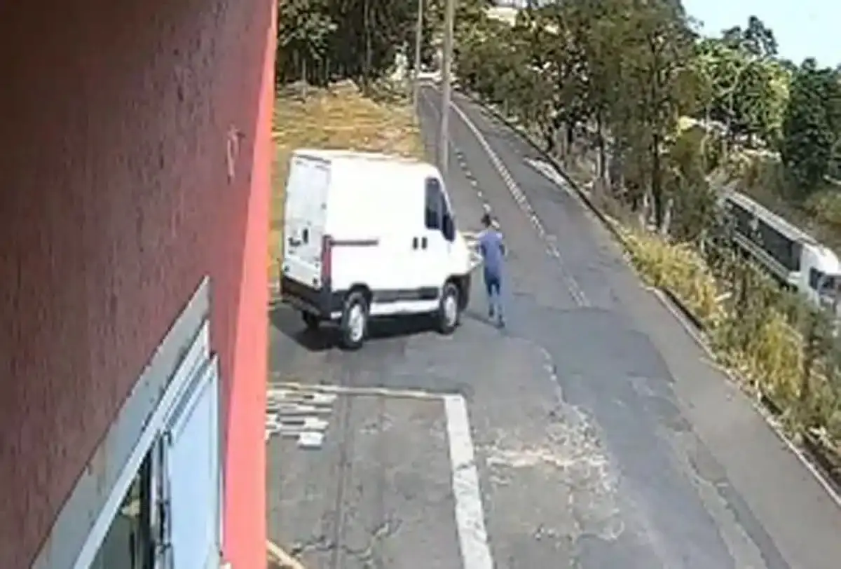 Motorista é atropelado pela própria van após veículo desgovernado  (Foto: Reprodução)