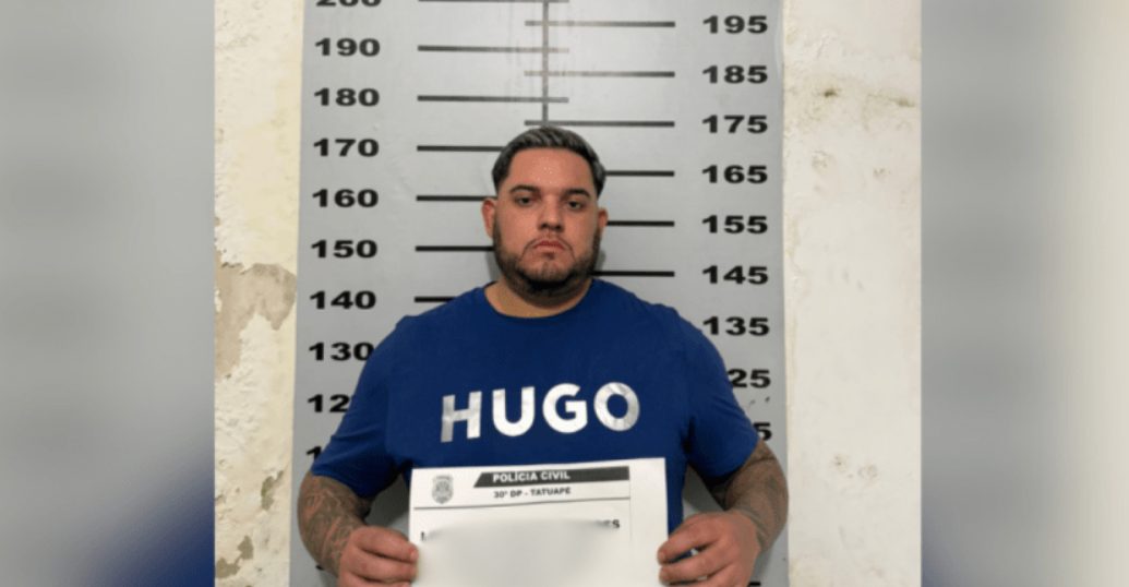 Motorista de Porsche causa acidente no Tatuapé (SP) ao atingir quatro carros estacionados (Foto: Redes Sociais)