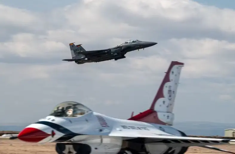 VÍDEO: Aviões da Força Aérea dos EUA explodem após colisão em apresentação