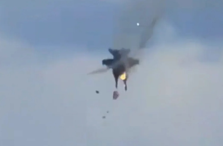 Dois caças da Força Aérea dos Estados Unidos colidiram no ar e caíram durante uma apresentação aérea realizada neste domingo (17). Reprodução/redes sociais