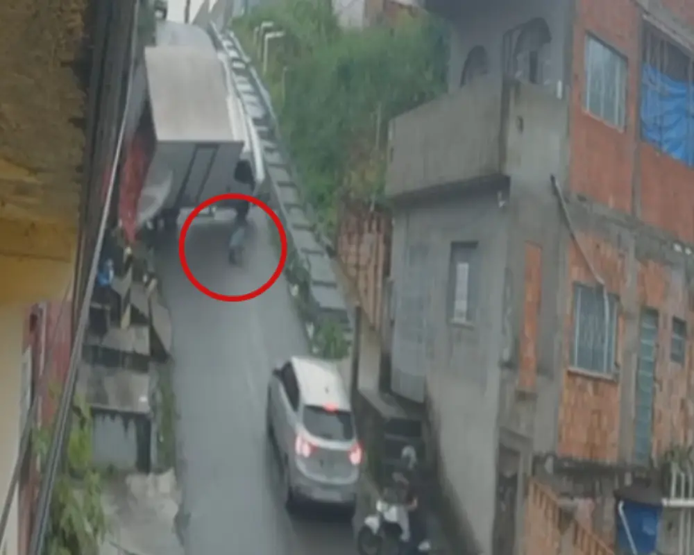 Homem pula de caminhão desgovernado e escapa por pouco de ser esmagado; veja vídeo